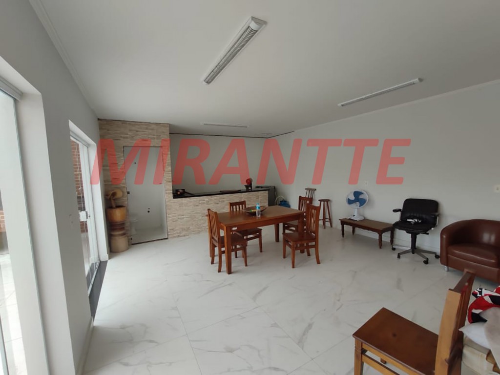 Sobrado de 196m² com 3 quartos em Água Fria