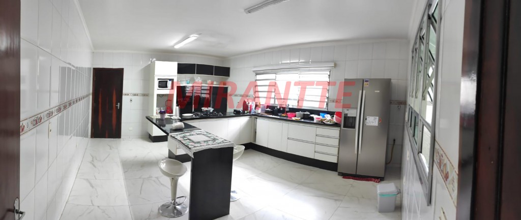 Sobrado de 196m² com 3 quartos em Água Fria