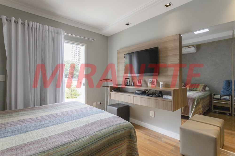Sobrado de 310m² com 4 quartos em Santana