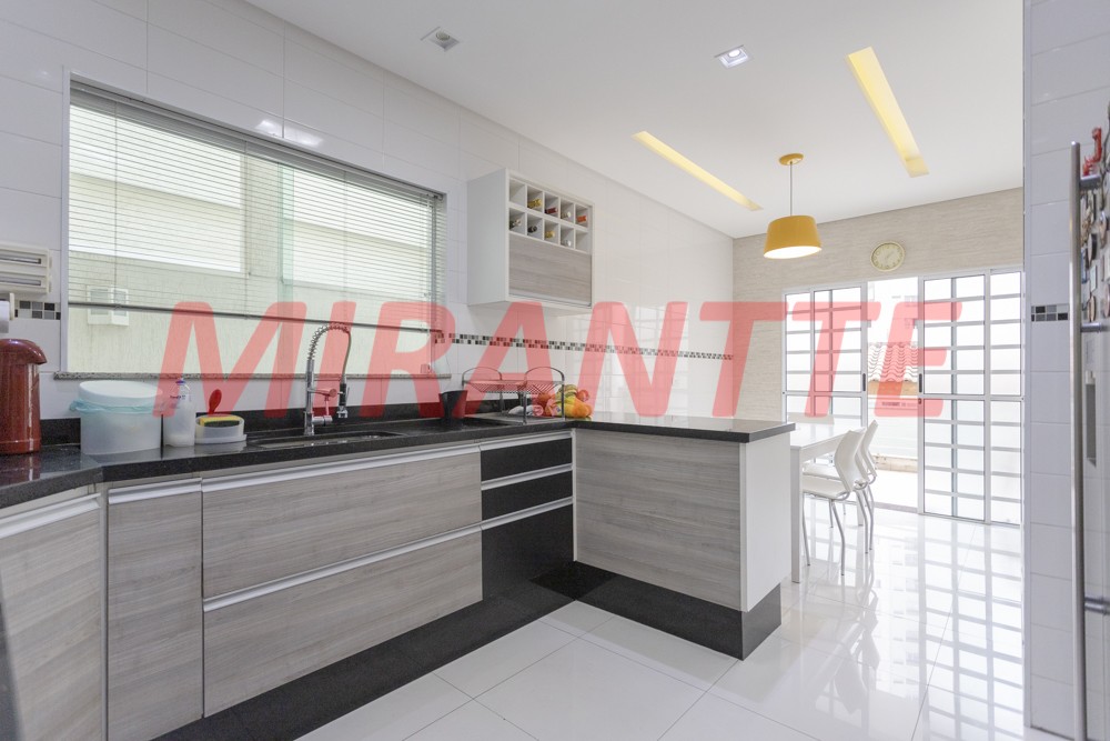 Sobrado de 310m² com 4 quartos em Santana