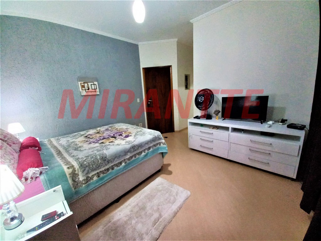 Sobrado de 325m² com 4 quartos em Jardim Guapíra