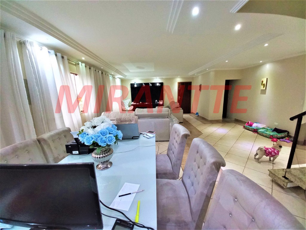 Sobrado de 325m² com 4 quartos em Jardim Guapíra
