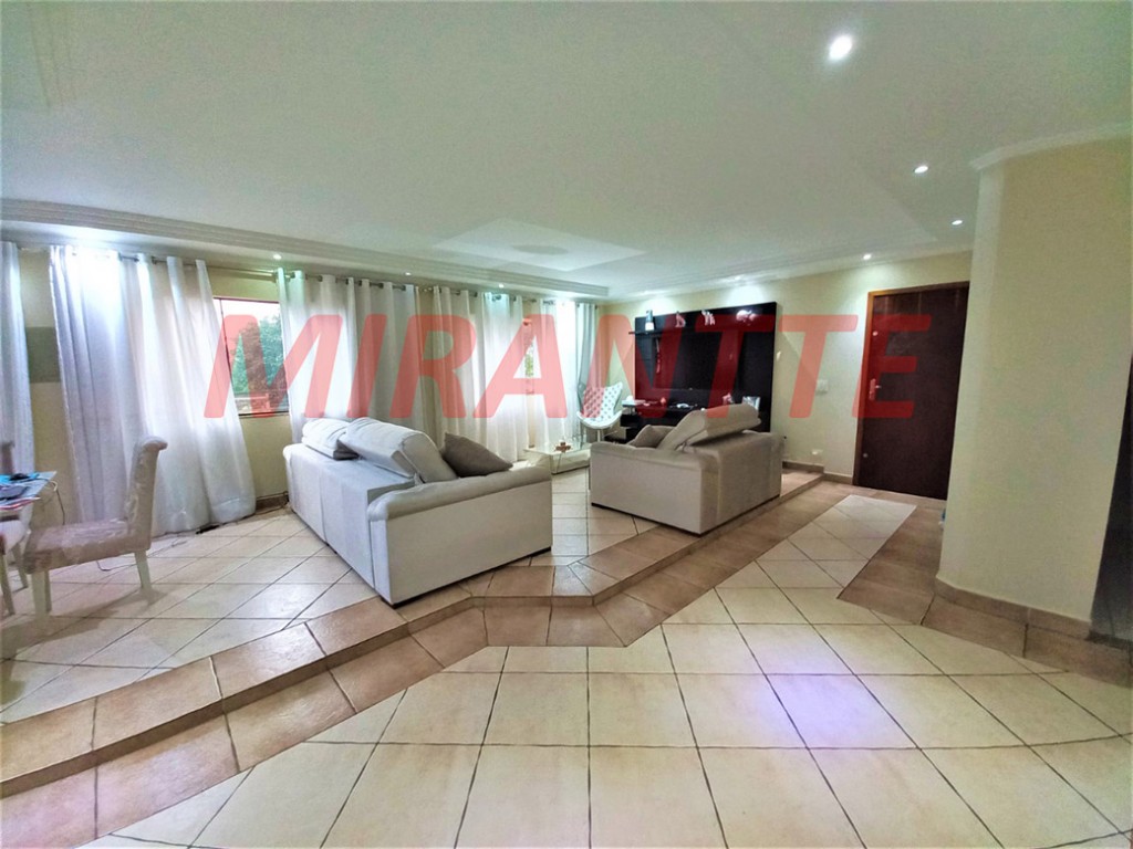 Sobrado de 325m² com 4 quartos em Jardim Guapíra