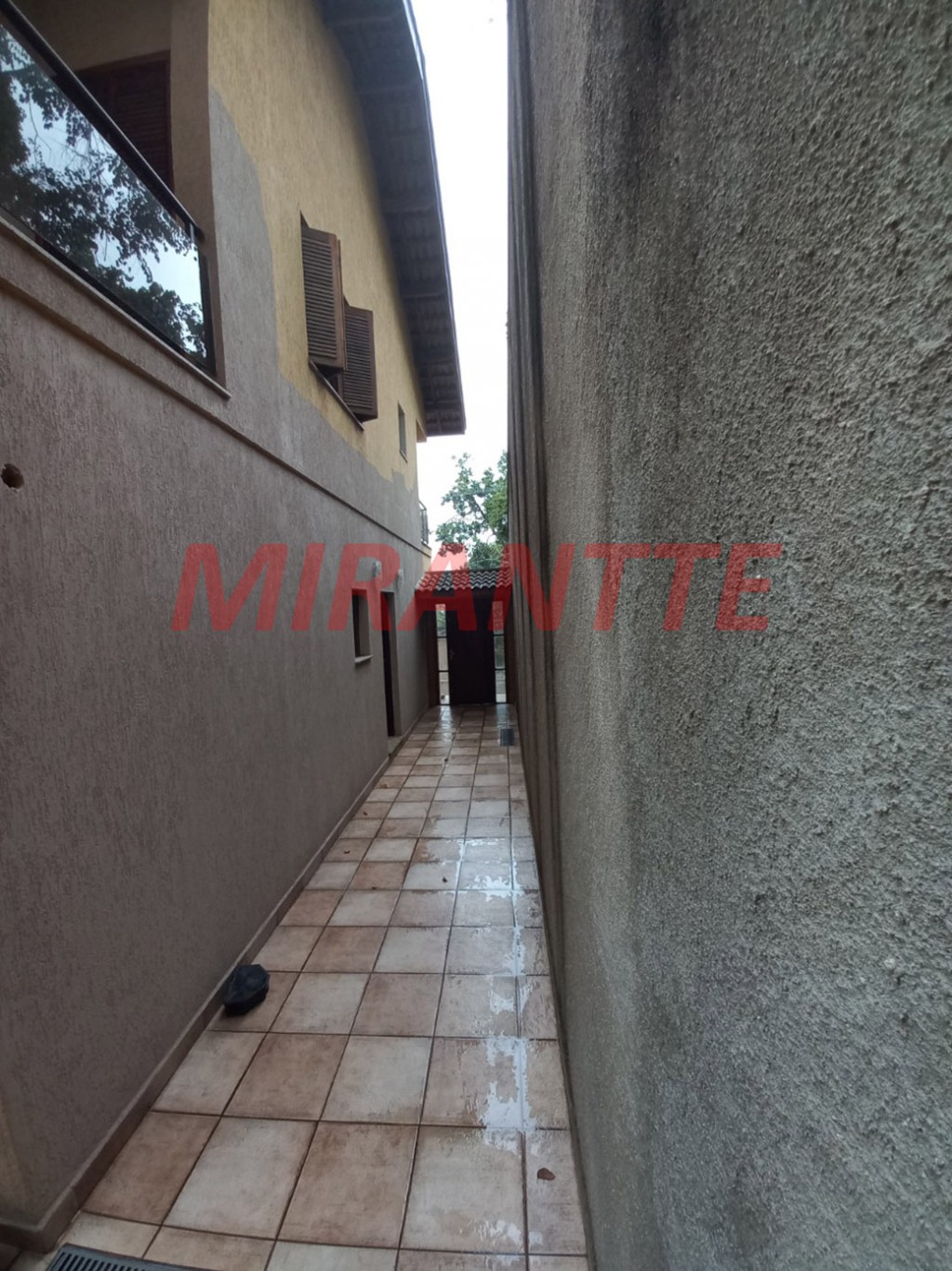 Sobrado de 325m² com 4 quartos em Jardim Guapíra