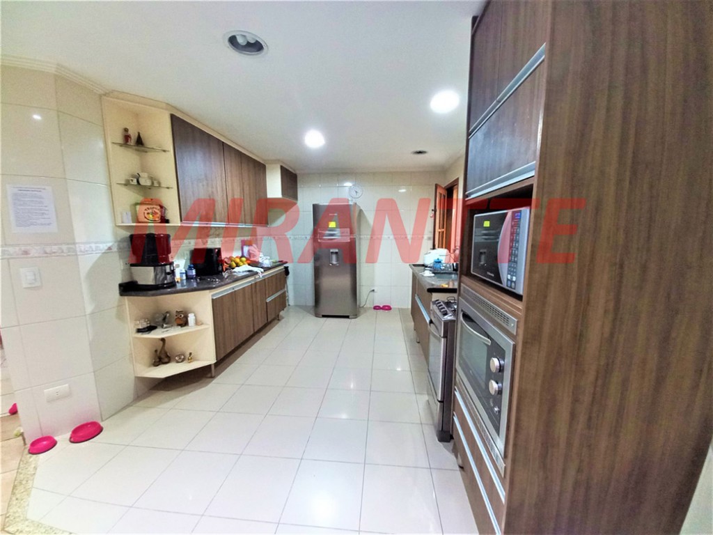 Sobrado de 325m² com 4 quartos em Jardim Guapíra