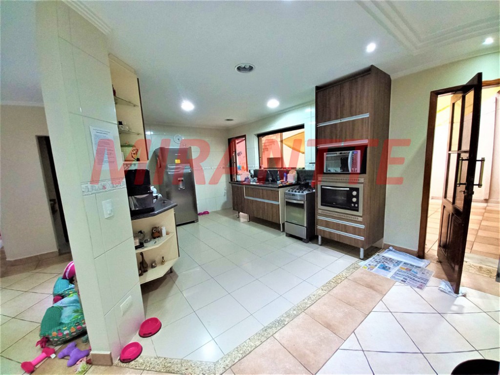 Sobrado de 325m² com 4 quartos em Jardim Guapíra