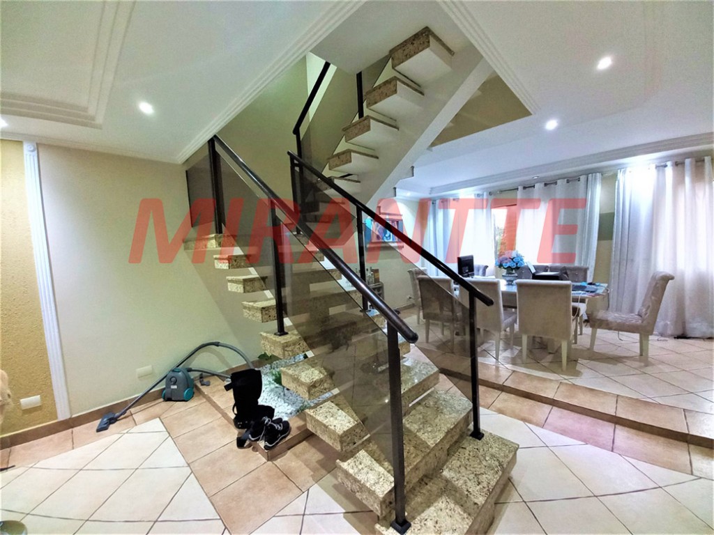 Sobrado de 325m² com 4 quartos em Jardim Guapíra