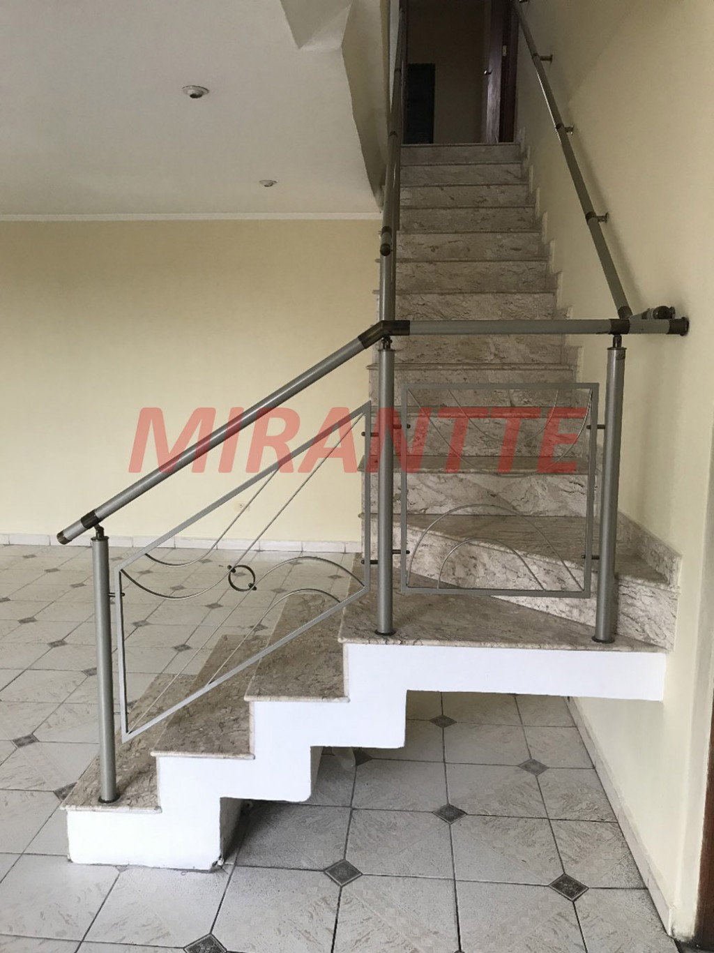 Sobrado de 232m² com 4 quartos em Vila Rica