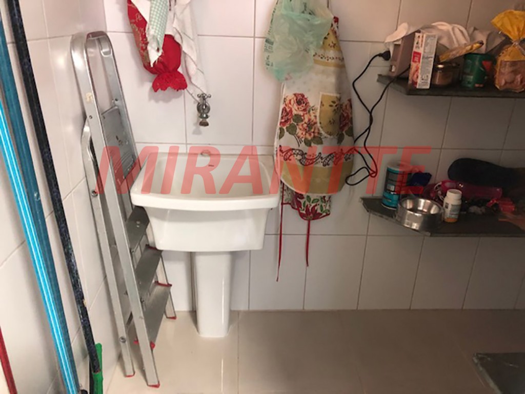 Sobrado de 227m² com 3 quartos em Água Fria