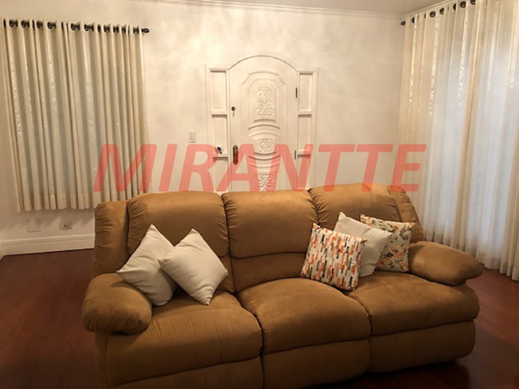 Sobrado de 227m² com 3 quartos em Água Fria