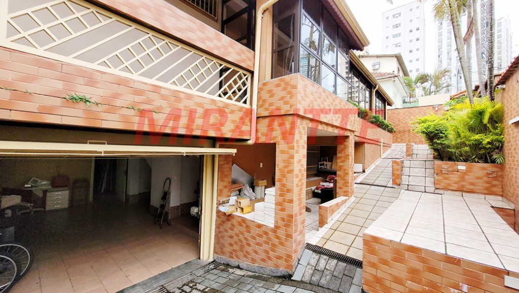 Sobrado de 264m² com 4 quartos em Água Fria