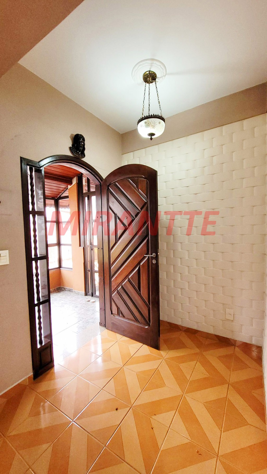 Sobrado de 264m² com 4 quartos em Água Fria
