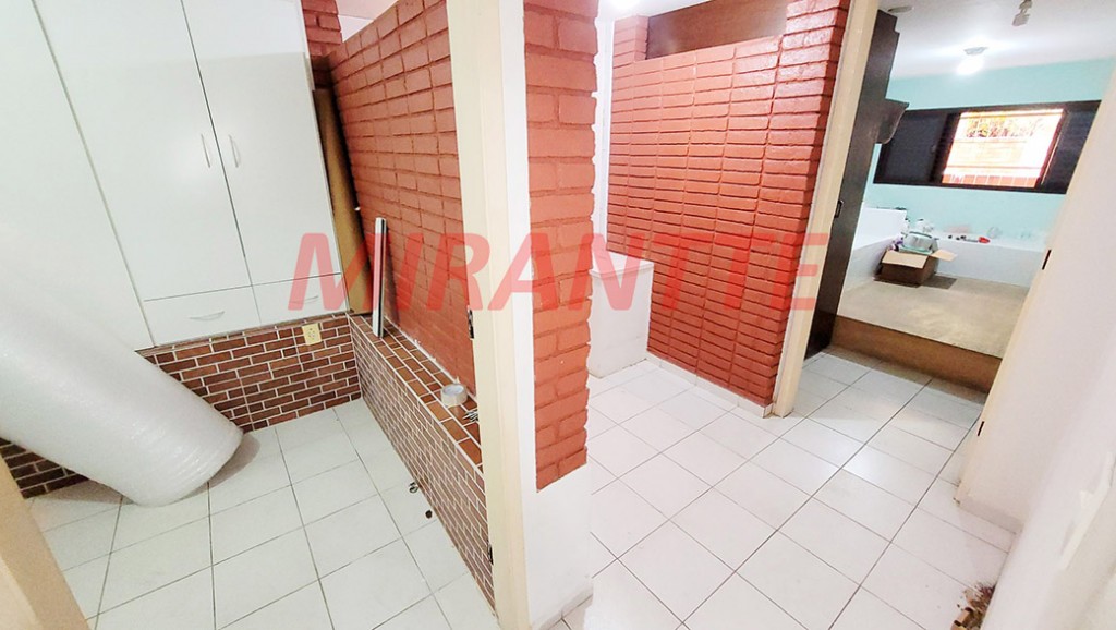 Sobrado de 264m² com 4 quartos em Água Fria