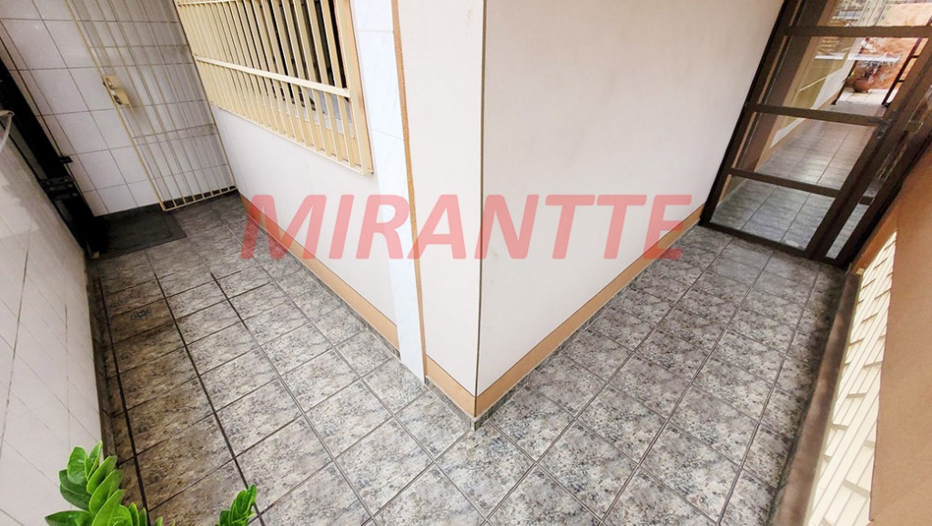 Sobrado de 264m² com 4 quartos em Água Fria