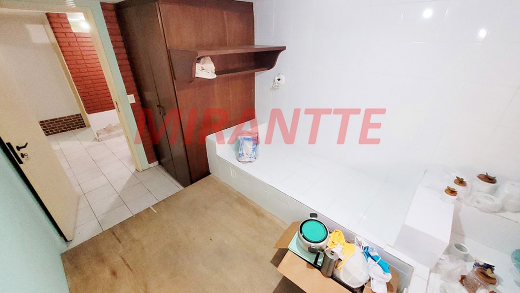 Sobrado de 264m² com 4 quartos em Água Fria