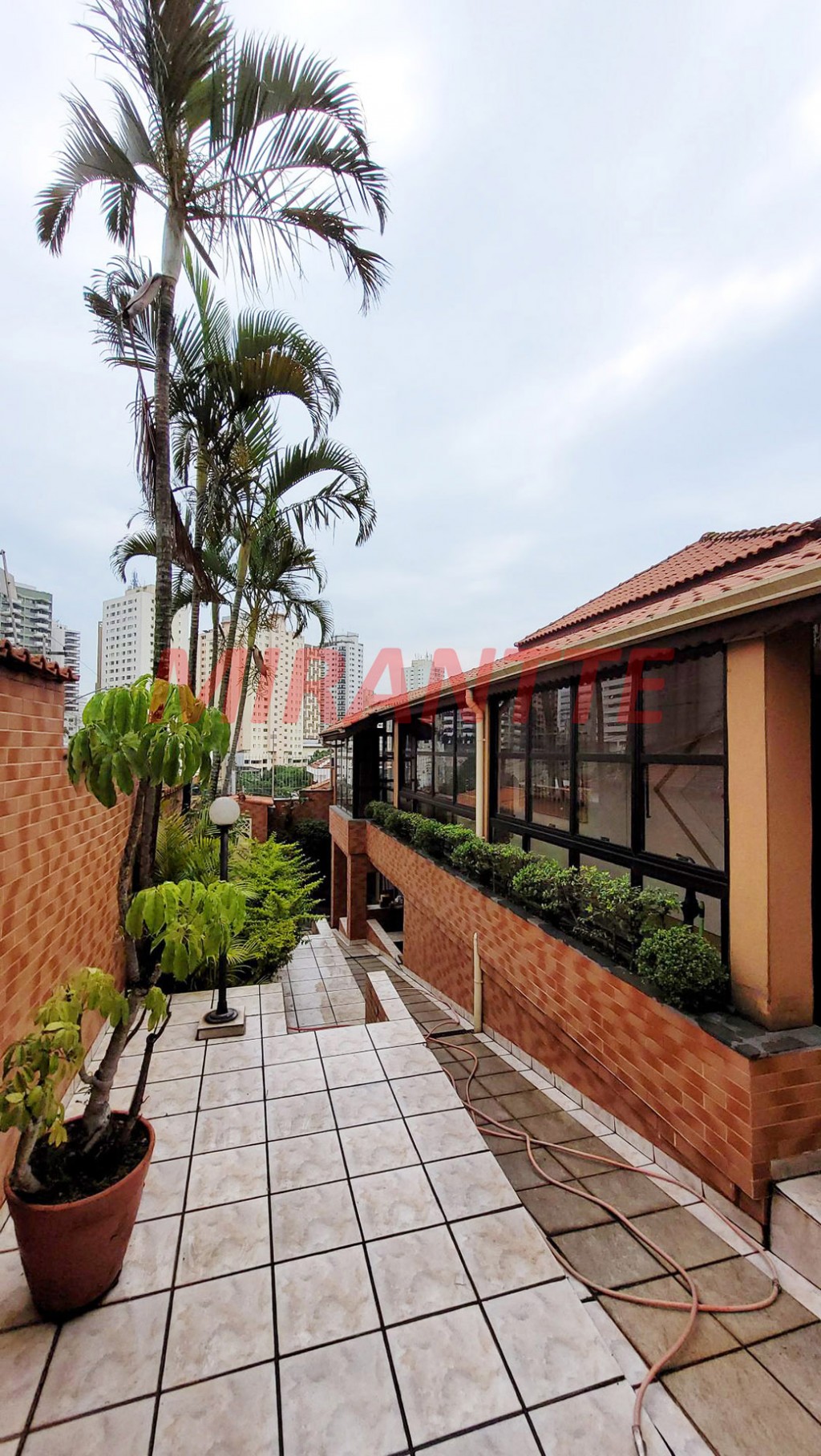 Sobrado de 264m² com 4 quartos em Água Fria
