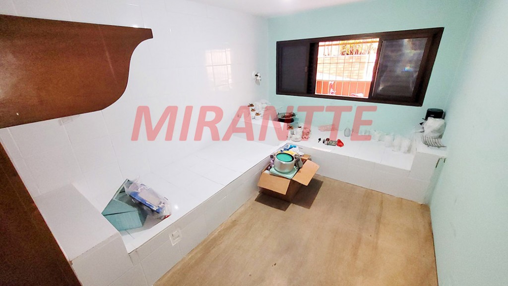 Sobrado de 264m² com 4 quartos em Água Fria