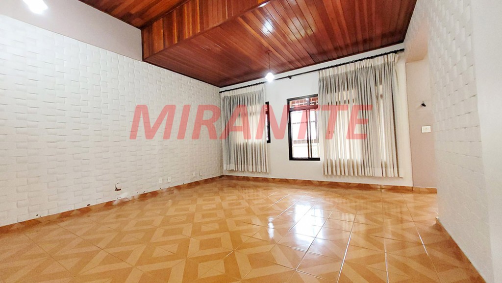 Sobrado de 264m² com 4 quartos em Água Fria