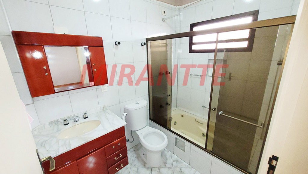 Sobrado de 264m² com 4 quartos em Água Fria
