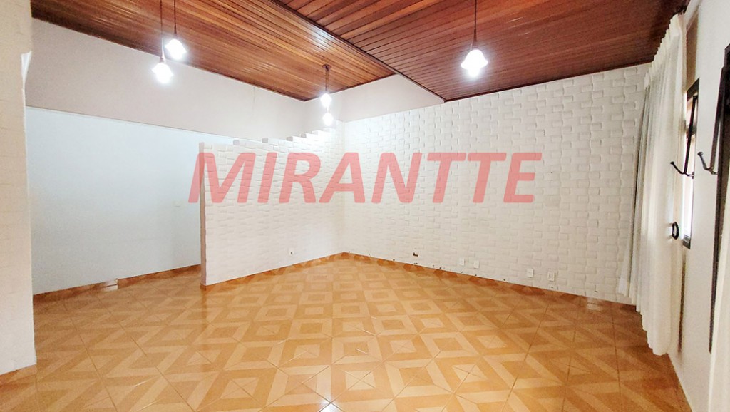 Sobrado de 264m² com 4 quartos em Água Fria