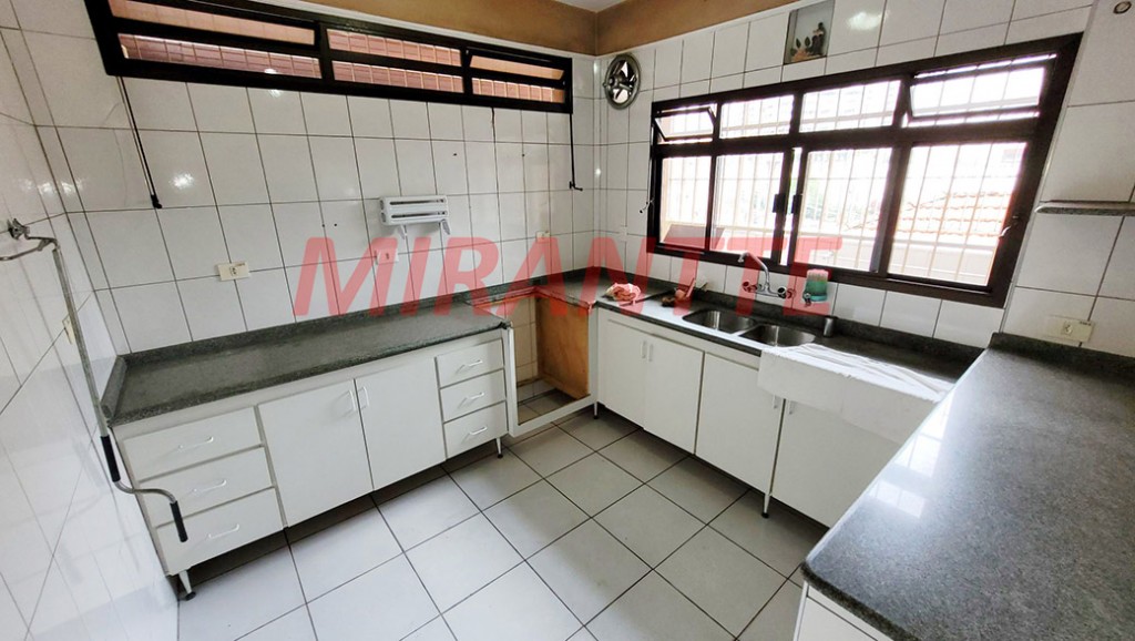 Sobrado de 264m² com 4 quartos em Água Fria