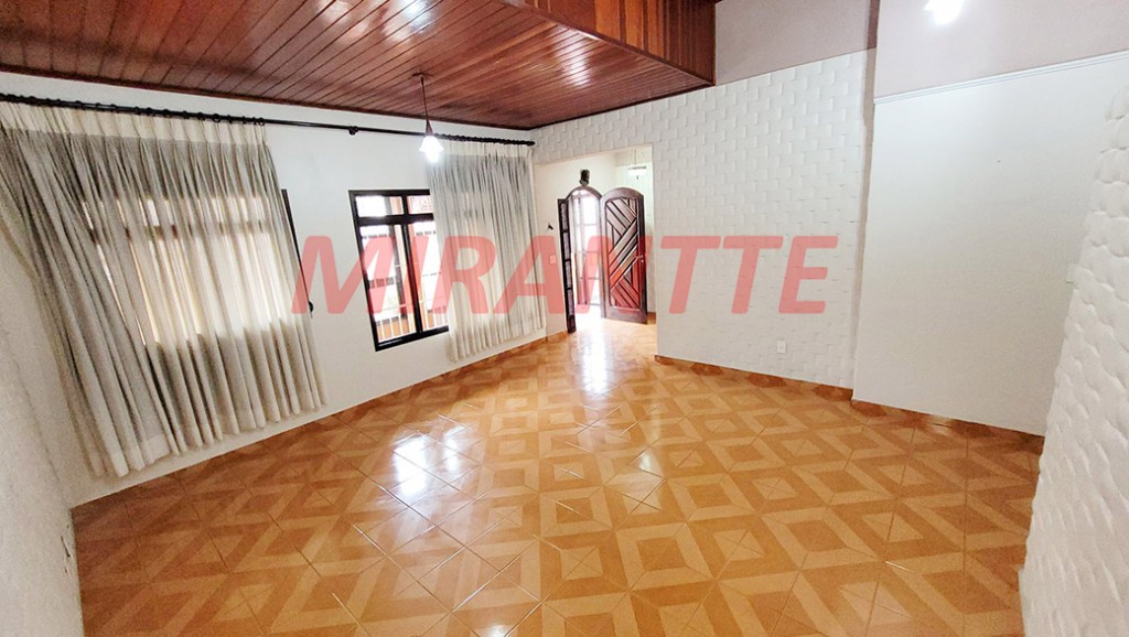 Sobrado de 264m² com 4 quartos em Água Fria