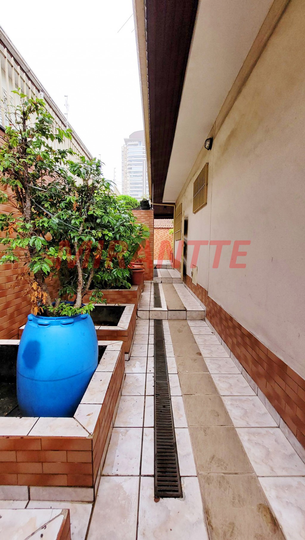 Sobrado de 264m² com 4 quartos em Água Fria