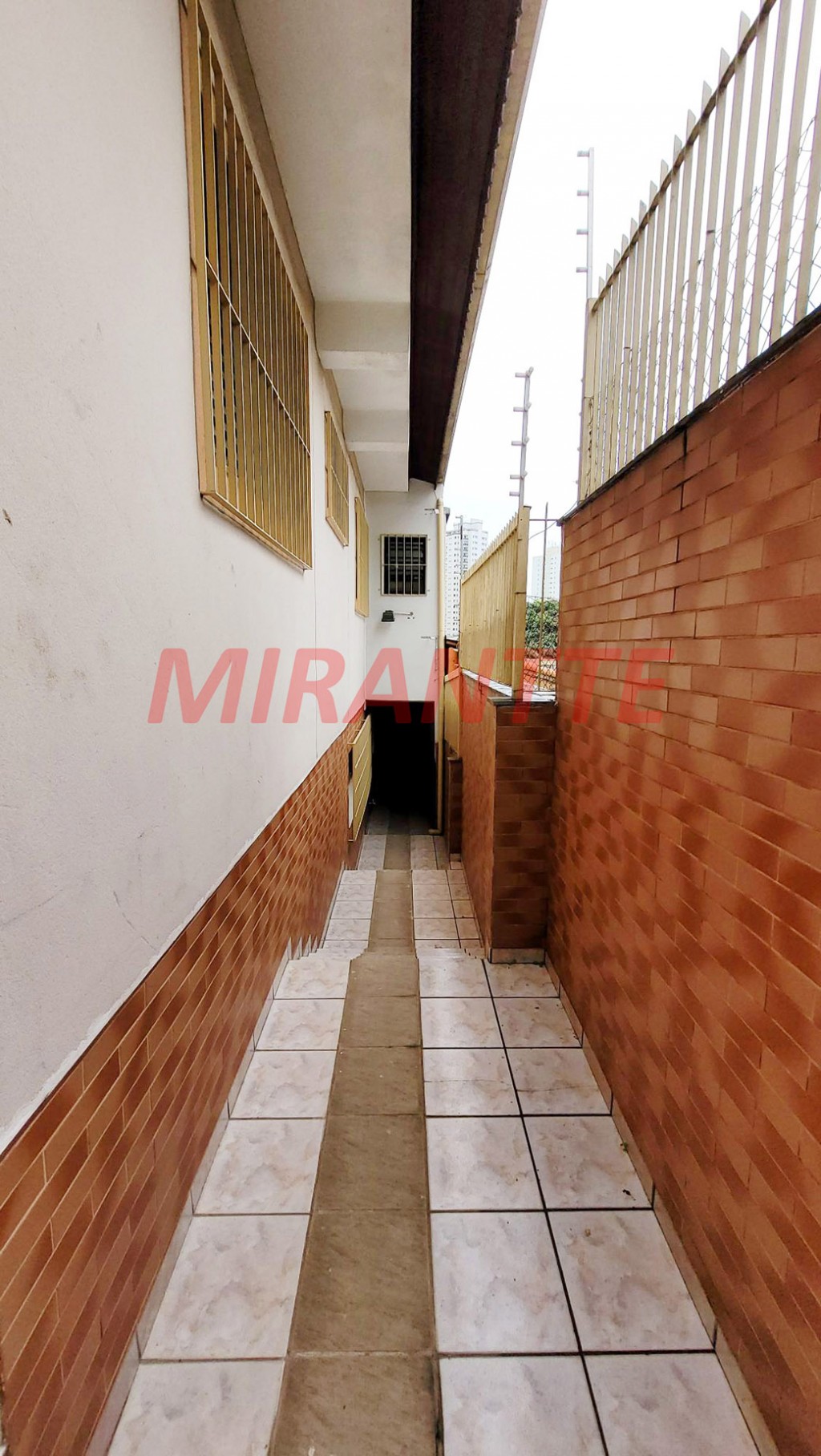 Sobrado de 264m² com 4 quartos em Água Fria