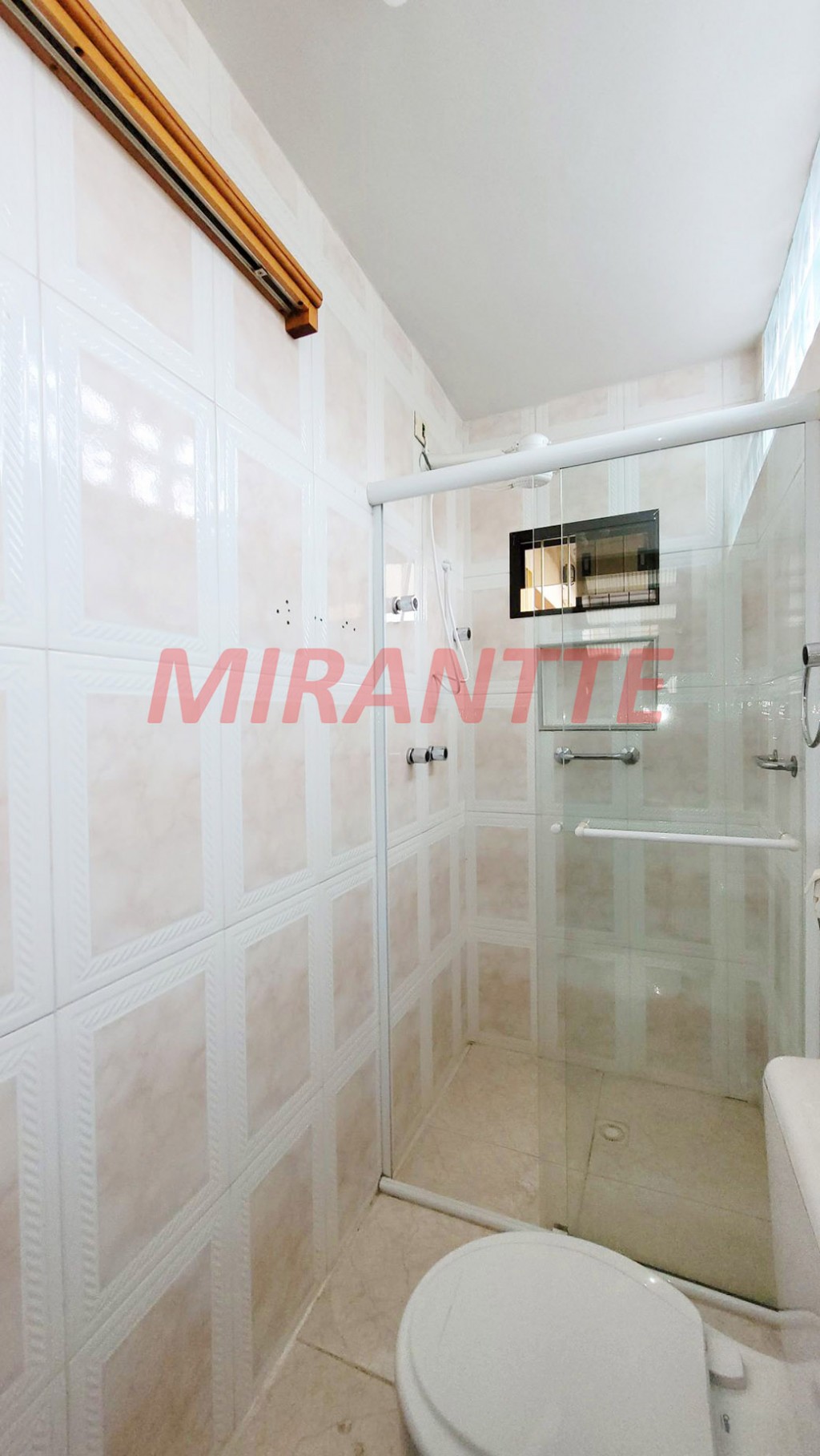 Sobrado de 264m² com 4 quartos em Água Fria