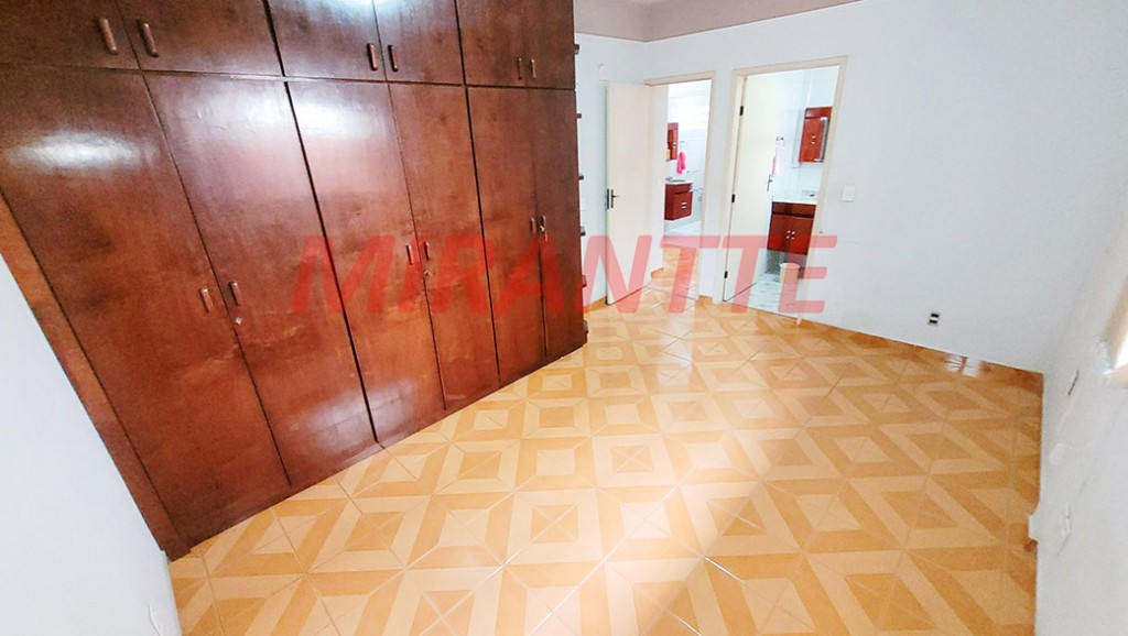 Sobrado de 264m² com 4 quartos em Água Fria