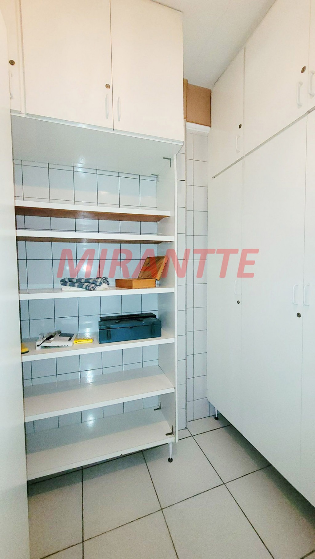 Sobrado de 264m² com 4 quartos em Água Fria
