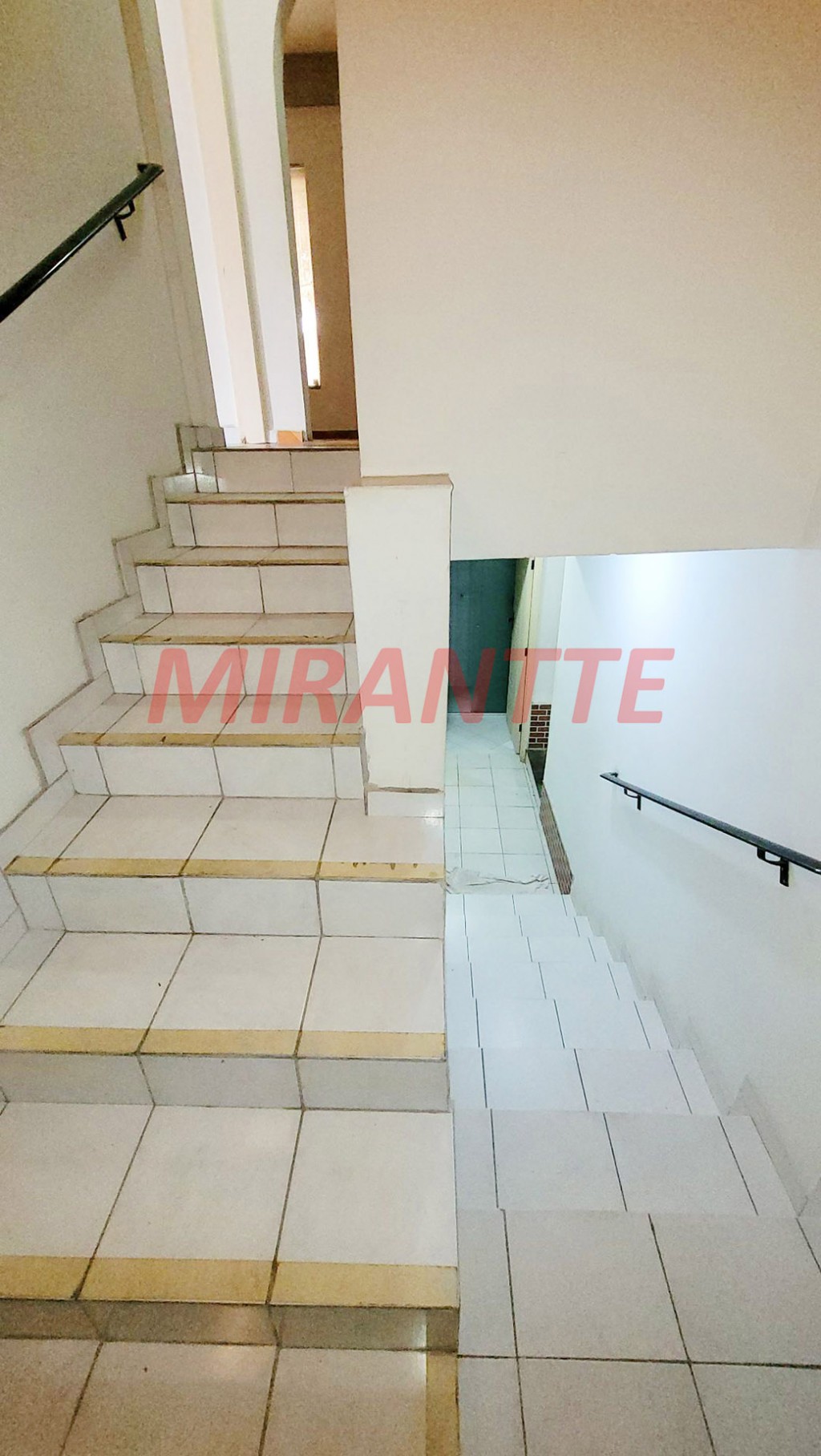 Sobrado de 264m² com 4 quartos em Água Fria