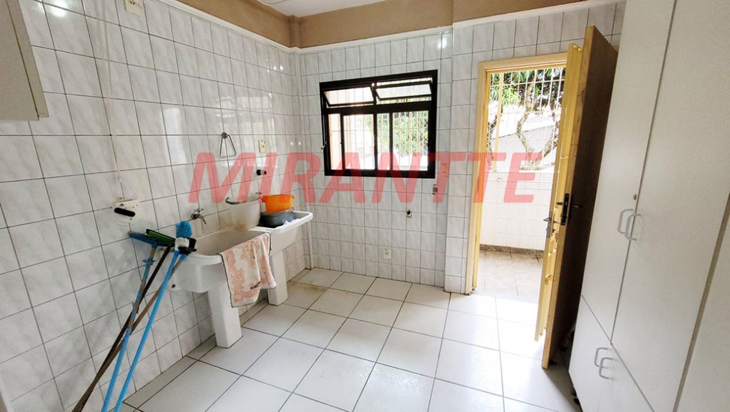 Sobrado de 264m² com 4 quartos em Água Fria