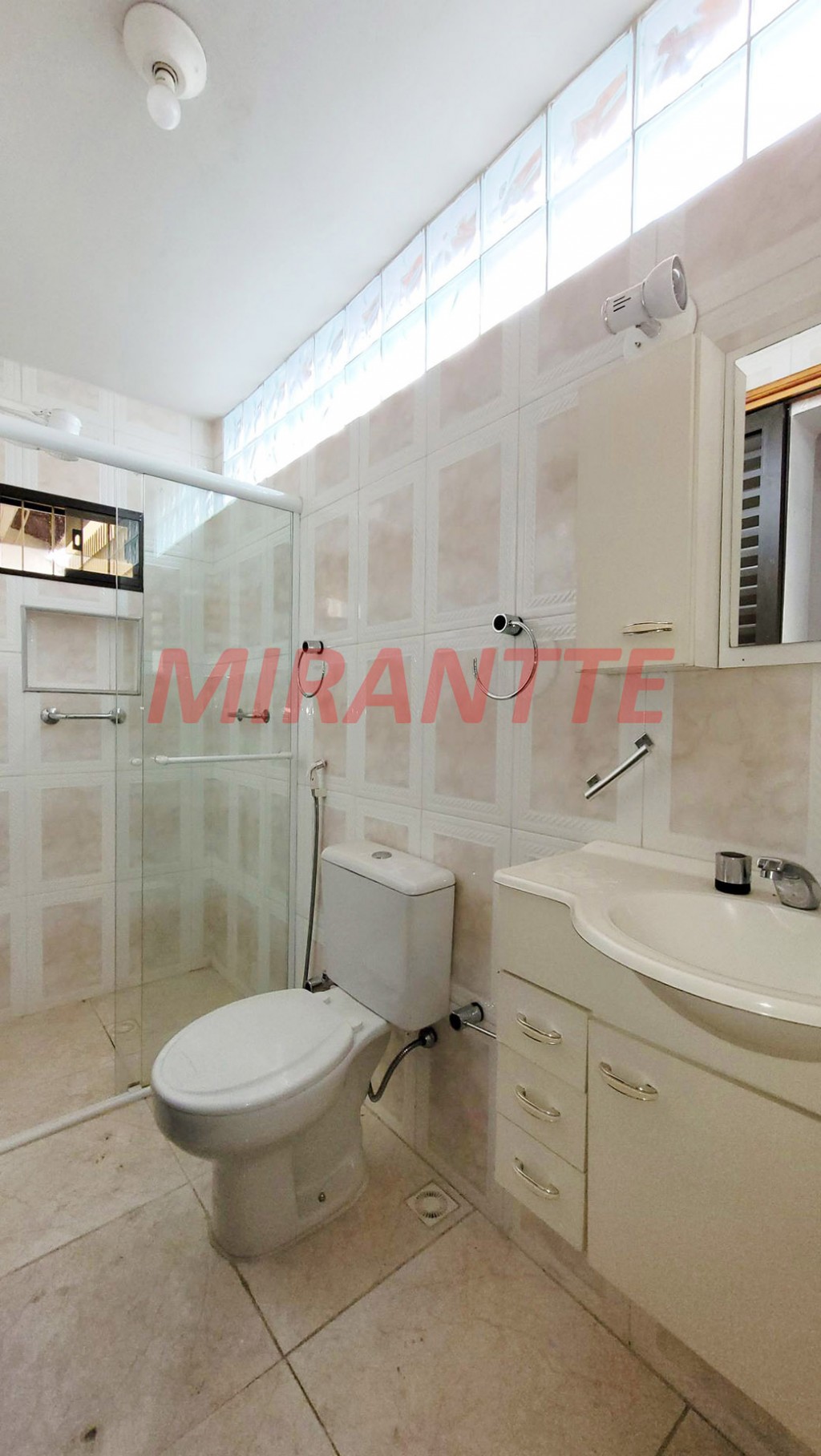 Sobrado de 264m² com 4 quartos em Água Fria