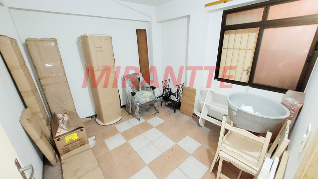 Sobrado de 264m² com 4 quartos em Água Fria