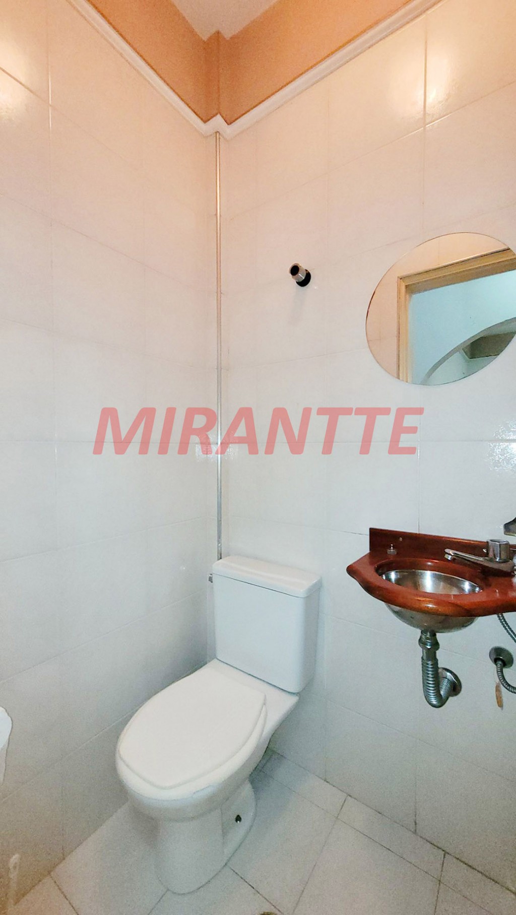 Sobrado de 264m² com 4 quartos em Água Fria