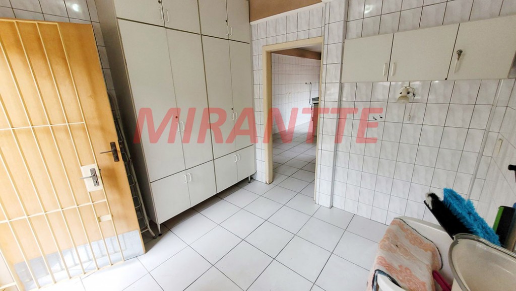 Sobrado de 264m² com 4 quartos em Água Fria
