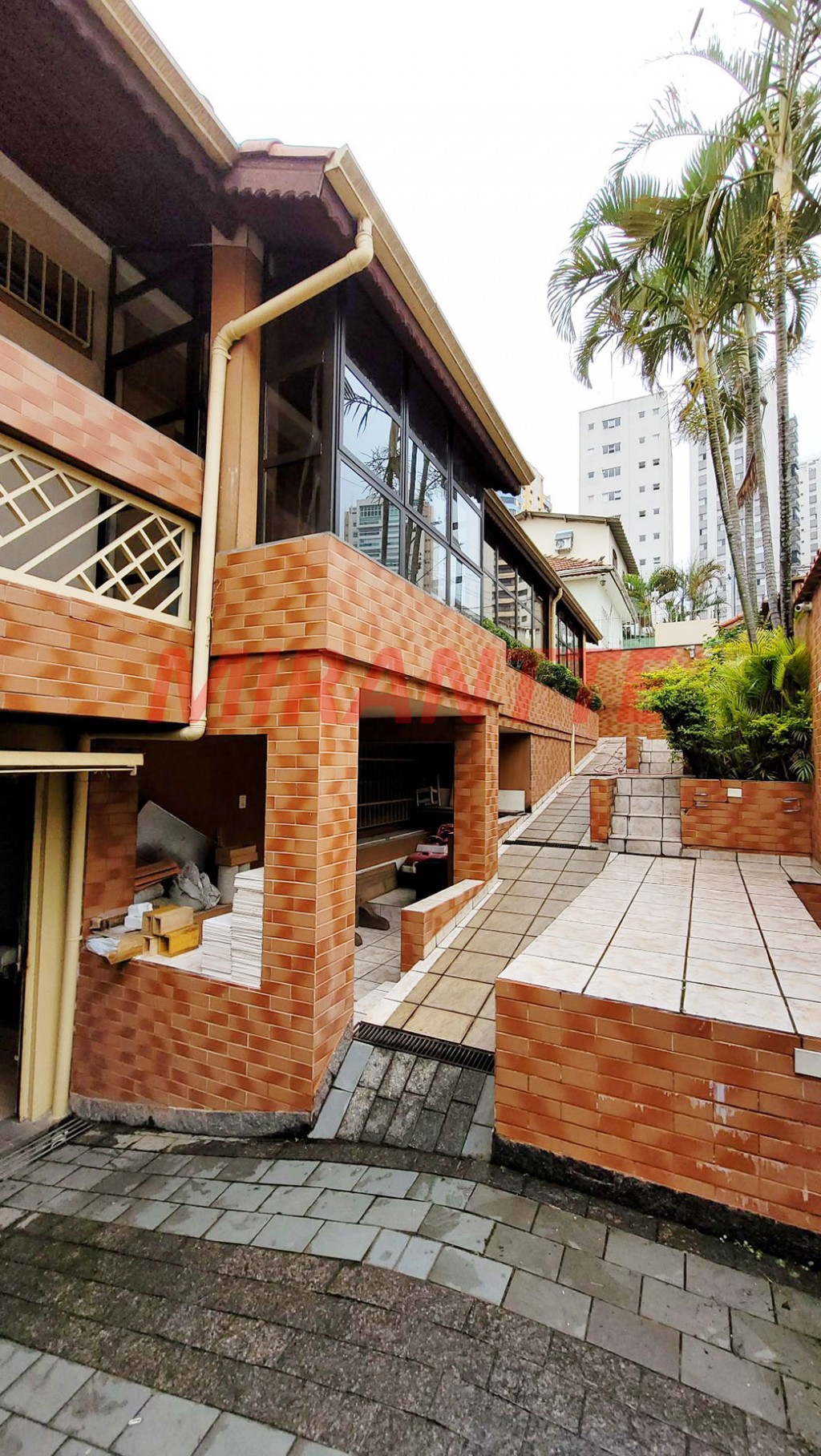 Sobrado de 264m² com 4 quartos em Água Fria