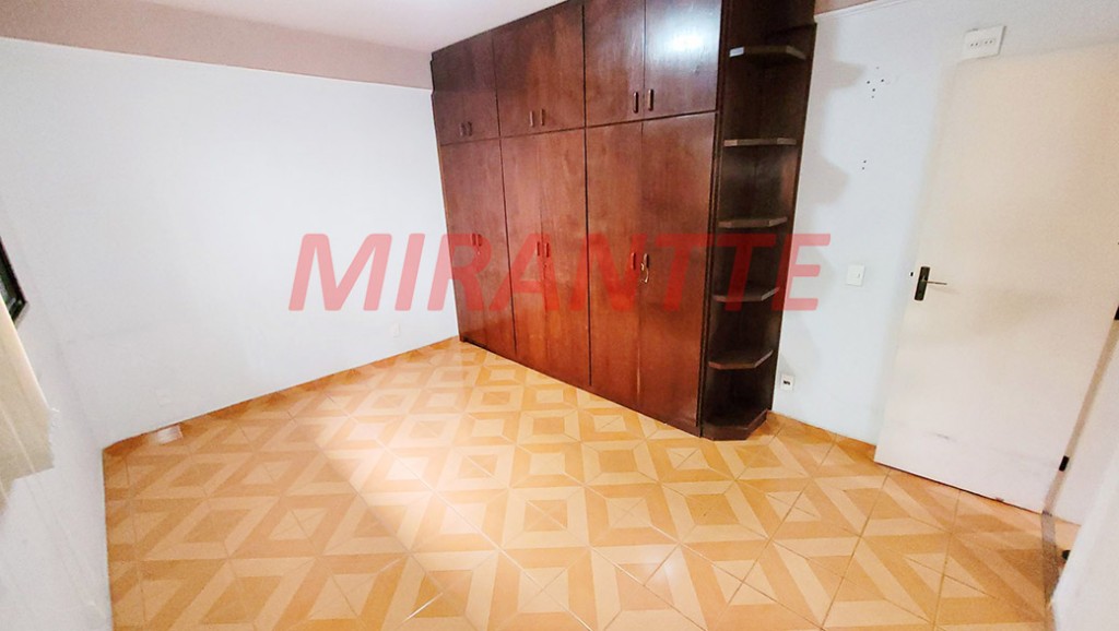 Sobrado de 264m² com 4 quartos em Água Fria