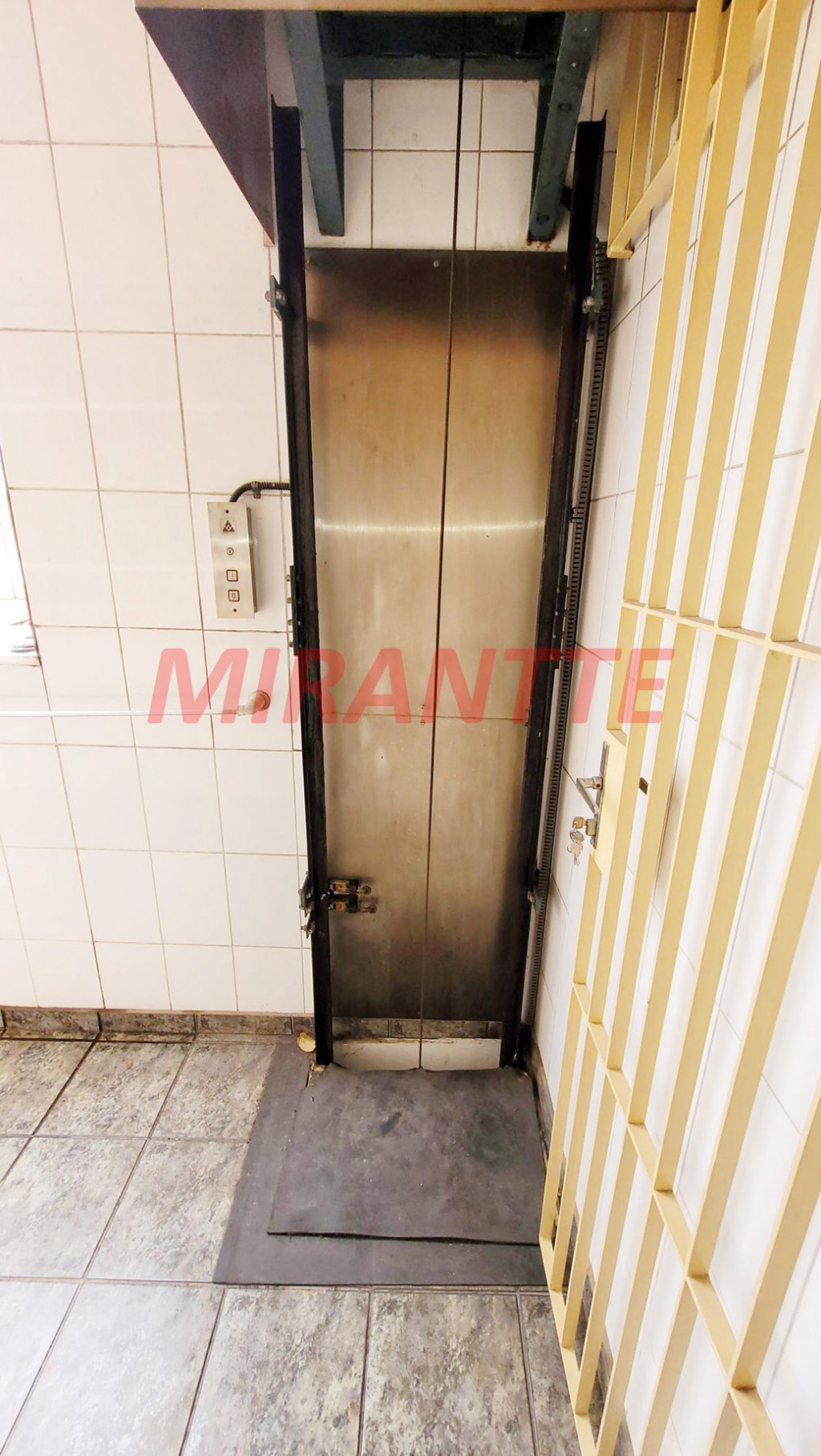 Sobrado de 264m² com 4 quartos em Água Fria