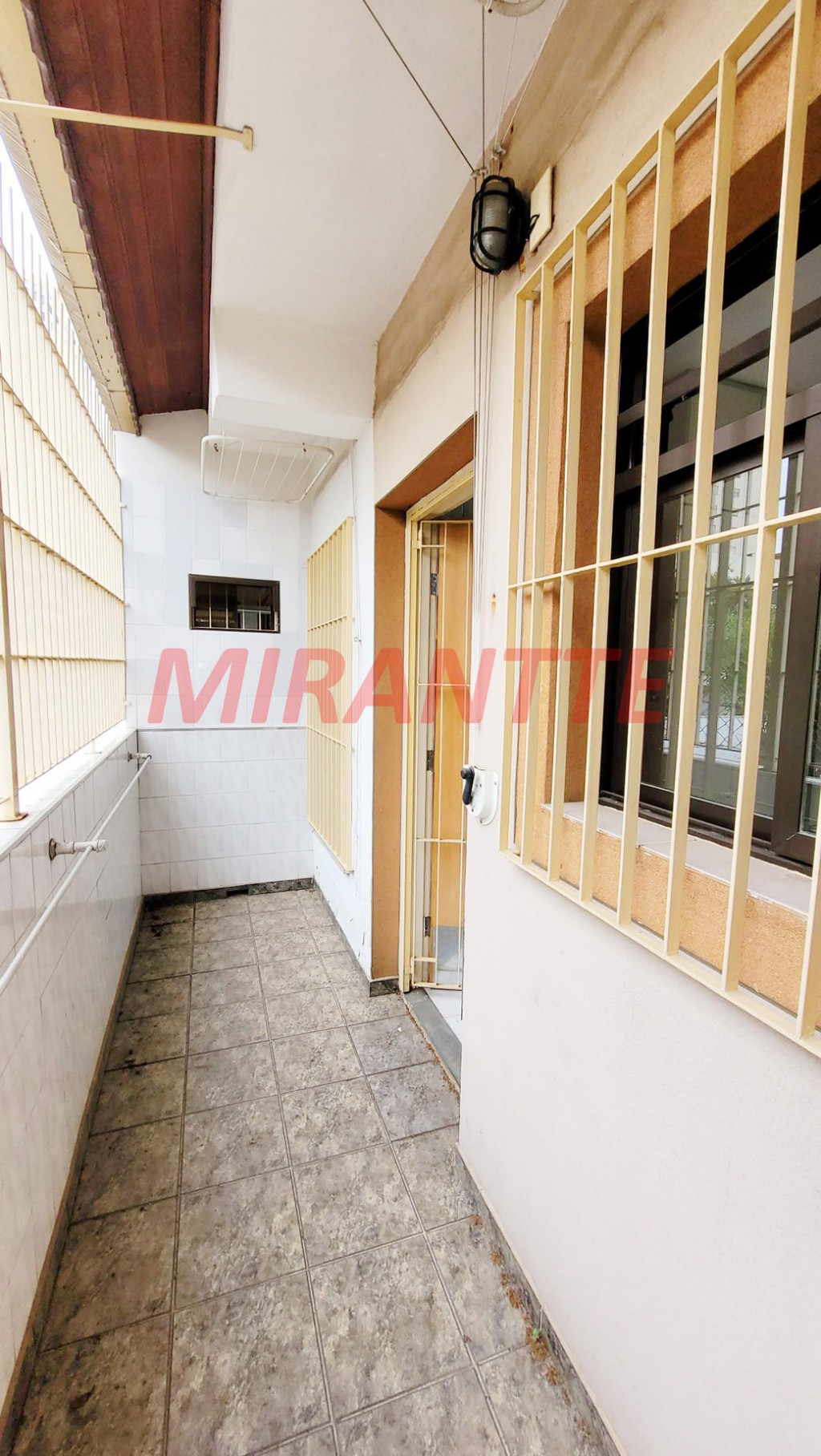 Sobrado de 264m² com 4 quartos em Água Fria