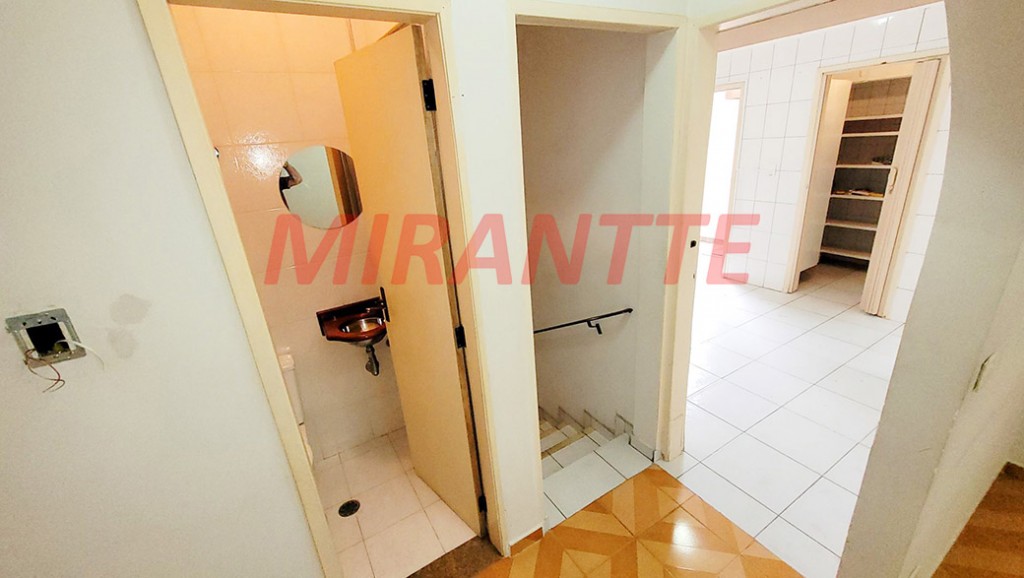 Sobrado de 264m² com 4 quartos em Água Fria