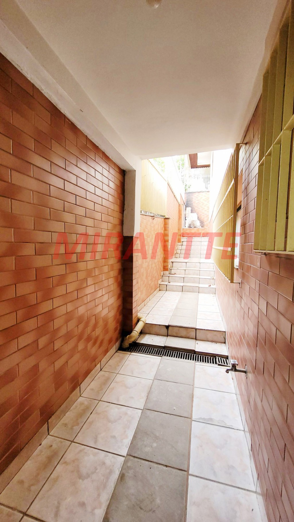 Sobrado de 264m² com 4 quartos em Água Fria