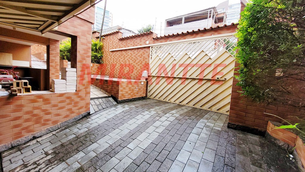 Sobrado de 264m² com 4 quartos em Água Fria