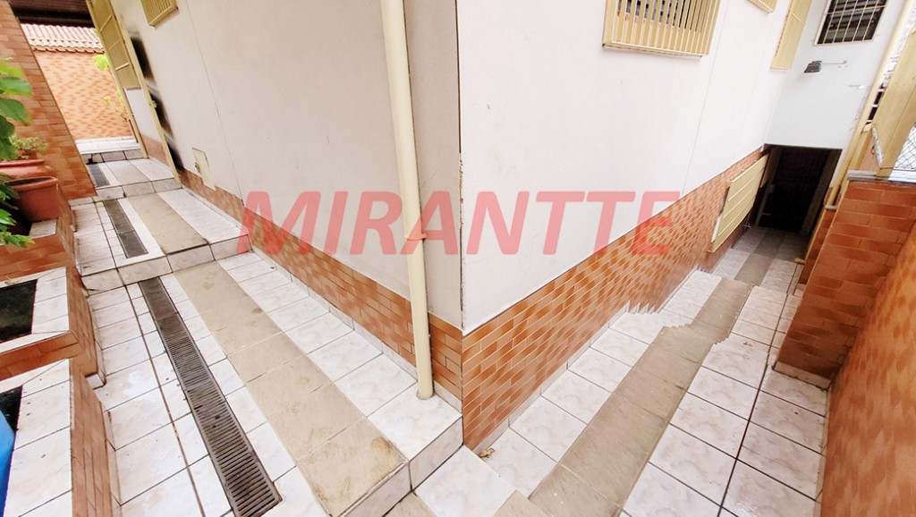 Sobrado de 264m² com 4 quartos em Água Fria