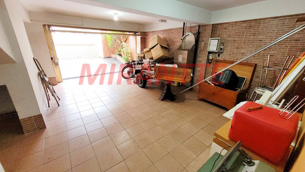 Sobrado de 264m² com 4 quartos em Água Fria