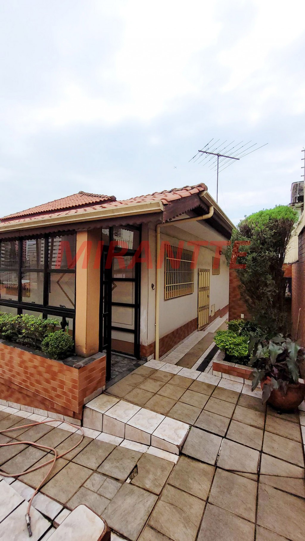 Sobrado de 264m² com 4 quartos em Água Fria