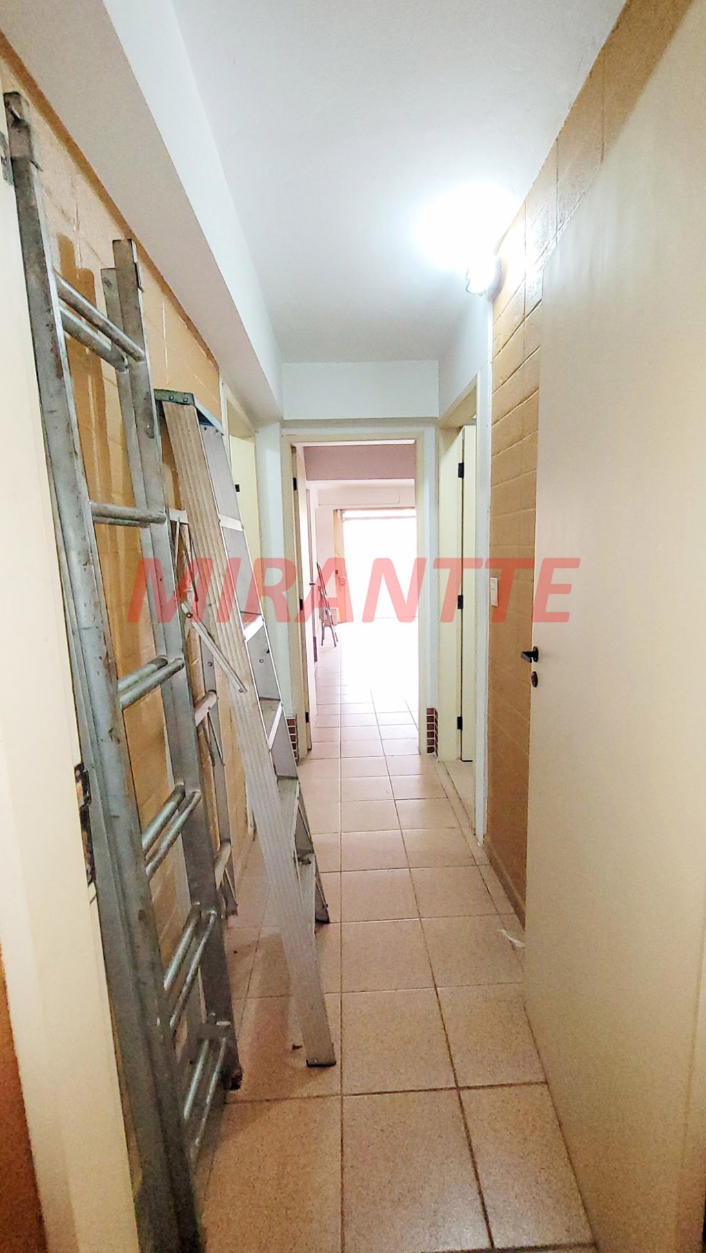 Sobrado de 264m² com 4 quartos em Água Fria