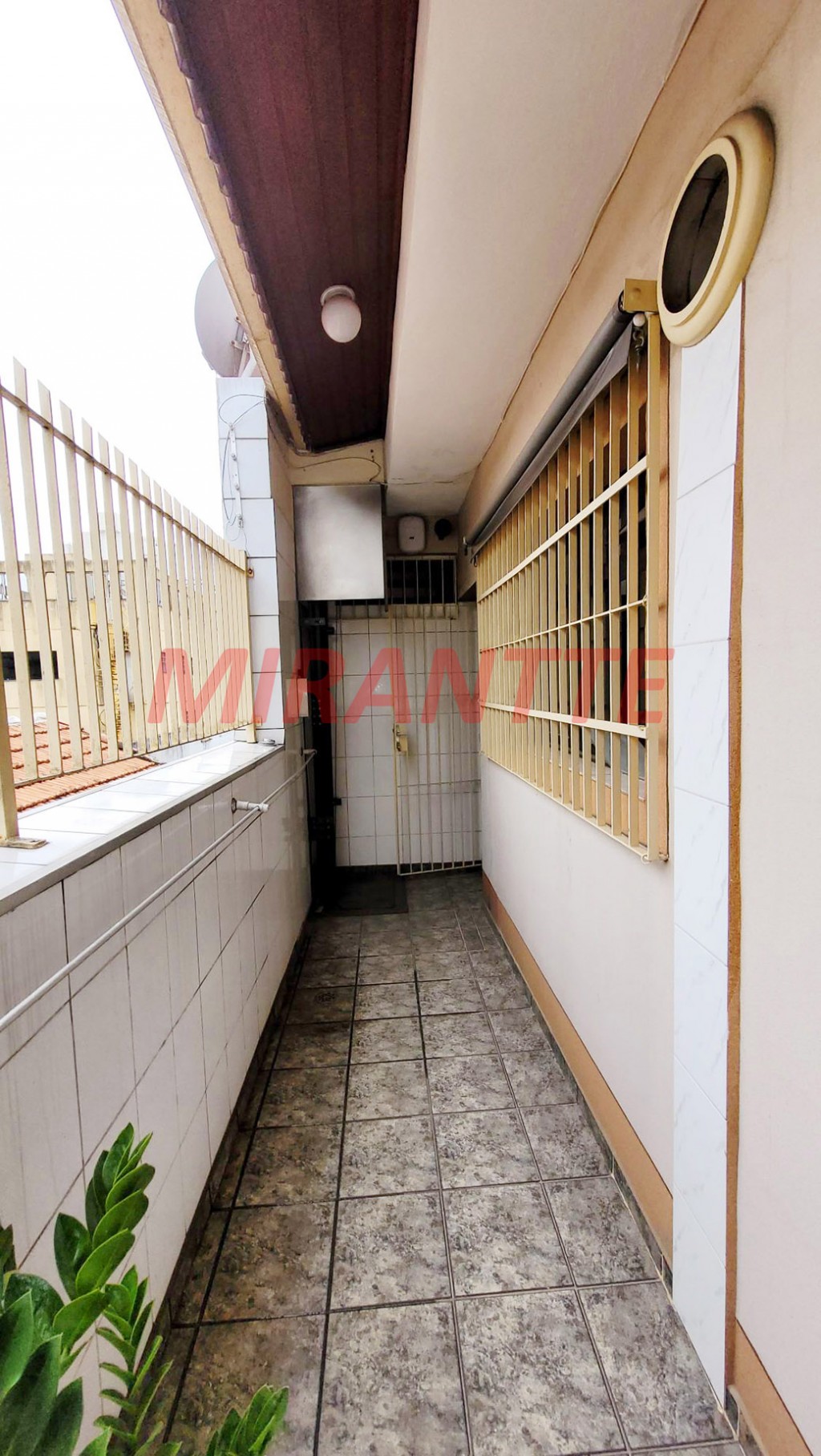 Sobrado de 264m² com 4 quartos em Água Fria