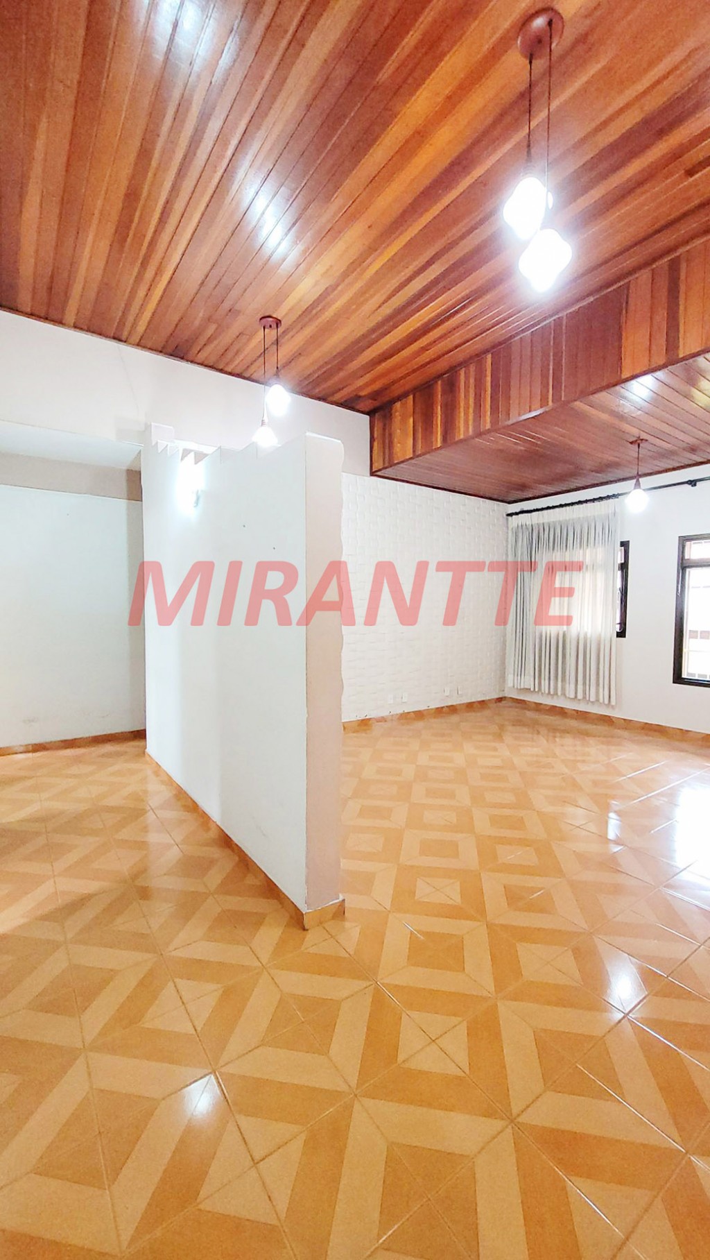 Sobrado de 264m² com 4 quartos em Água Fria